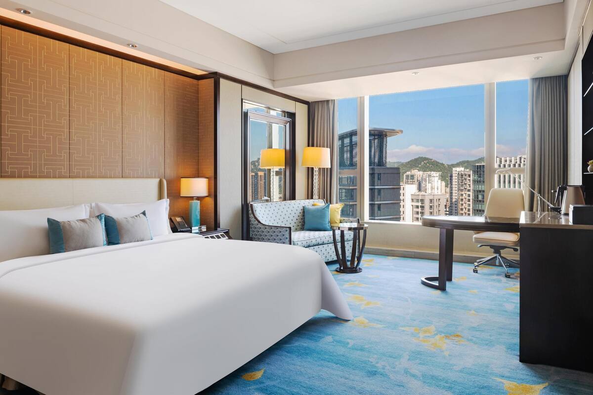 executive city view king (free lounge access) | minibar, in-room safe, desk, laptop workspace