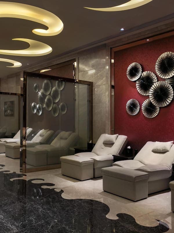 Body treatments, facials, reflexology, 13 treatment rooms, massages
