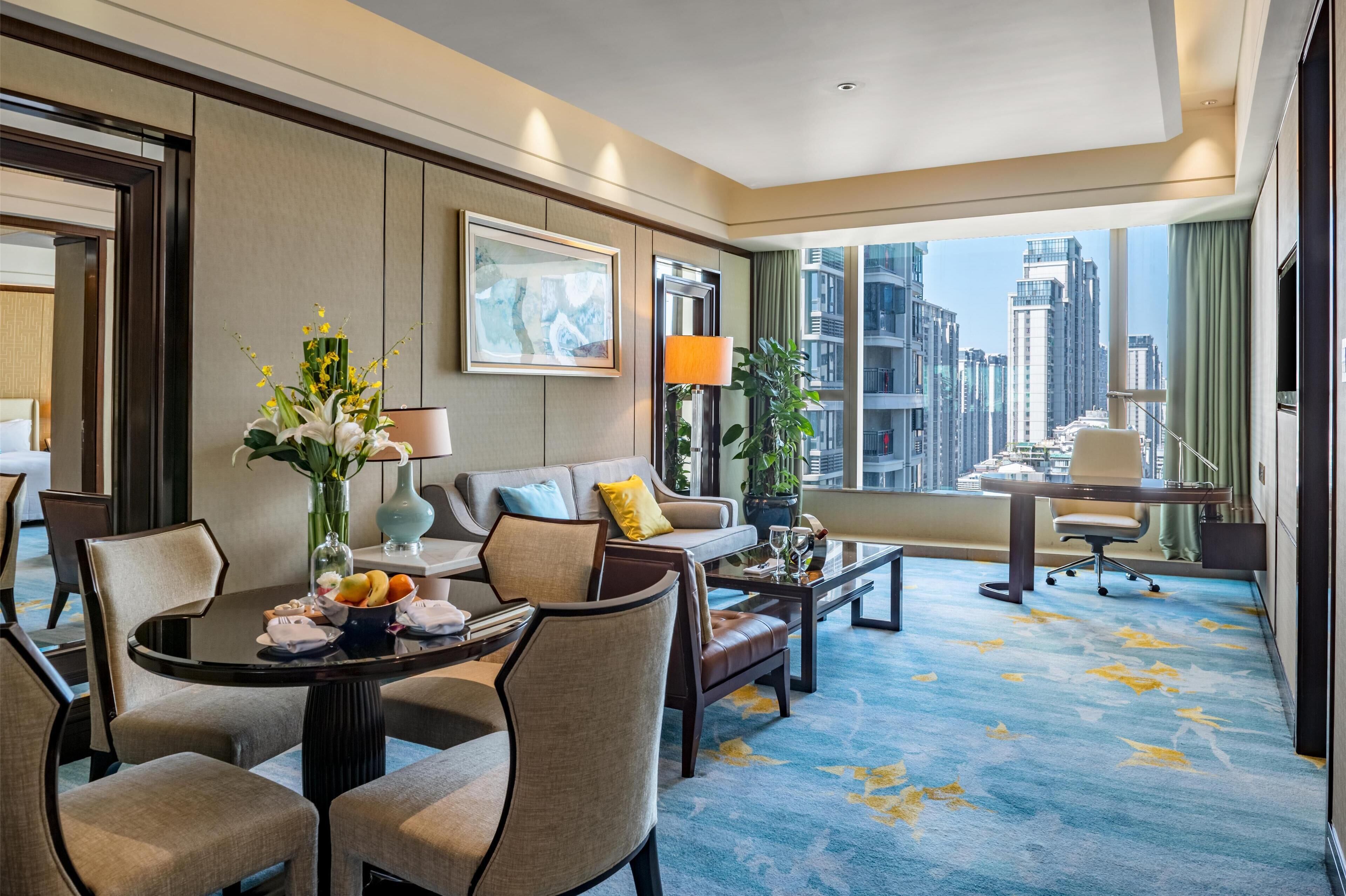 华丽套房, 1 张特大床, 浴缸, 城市景观 (Deluxe City View Suite) | 迷你吧、客房内保险箱、办公桌、笔记本电脑工作区