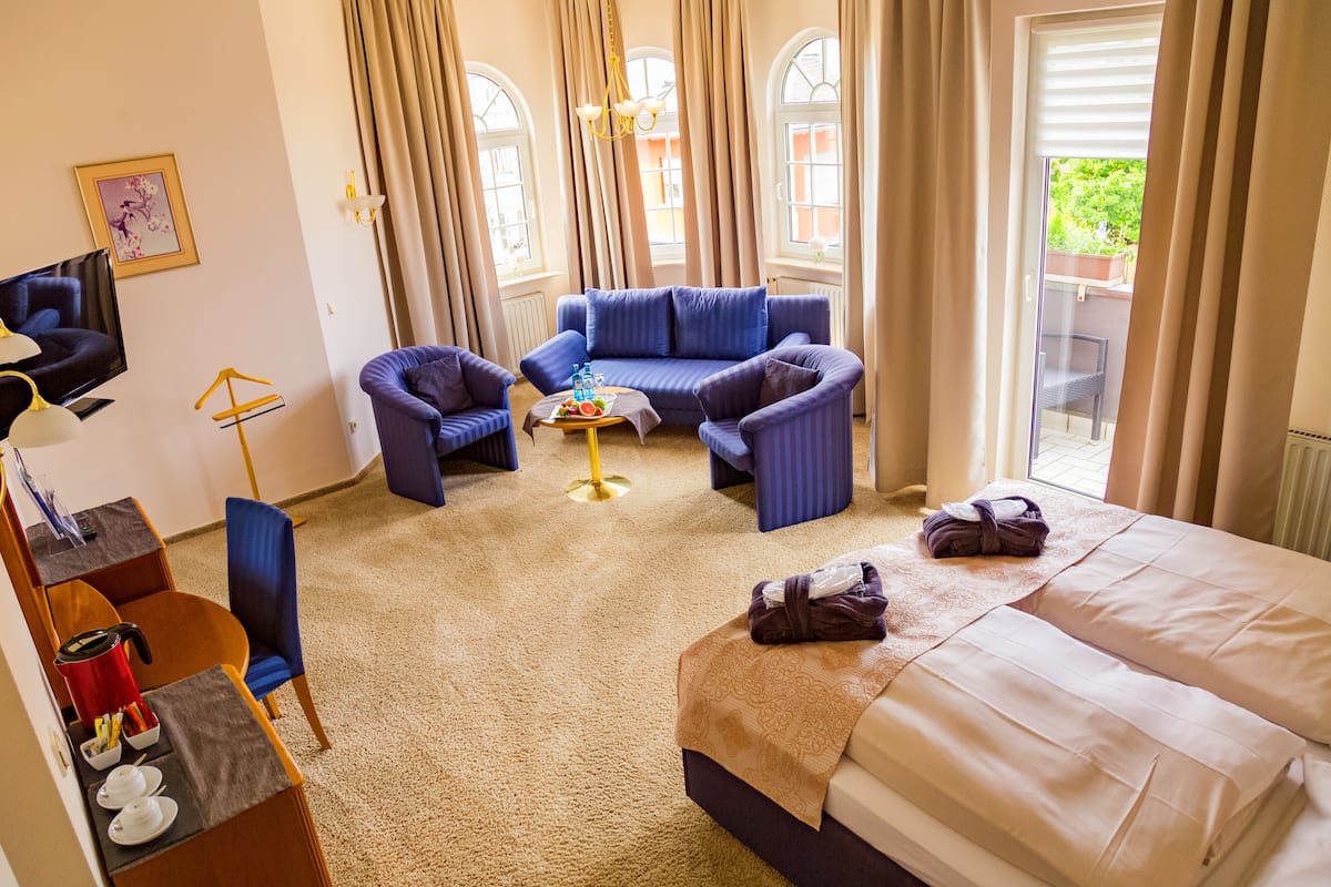 Suite Junior, 1 letto matrimoniale con divano letto | Area soggiorno | TV LED