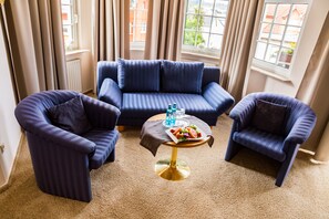 Suite – junior, 1 dobbeltseng med sovesofa | Oppholdsområde | LED-TV