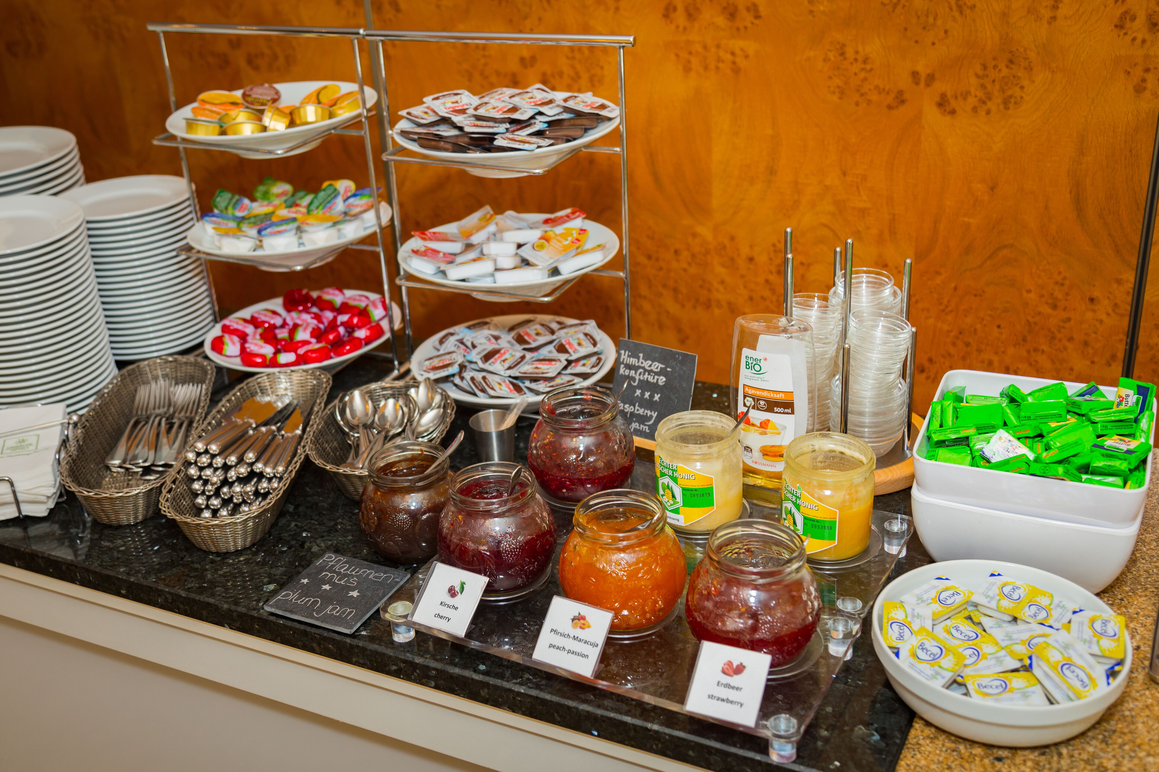 Un bufé con diferentes alimentos y salsas.