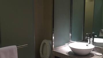 Ducha, artículos de tocador gratuitos, toallas