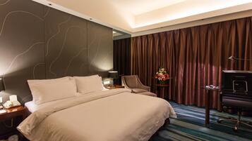 In-room safe, desk, free WiFi