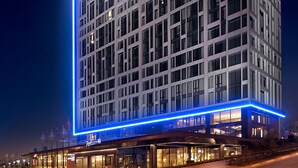 A modern hotel with a rectangular facade, large windows, and a blue neon outline. - Radisson Blu Hotel Istanbul Asia (Istanbul)