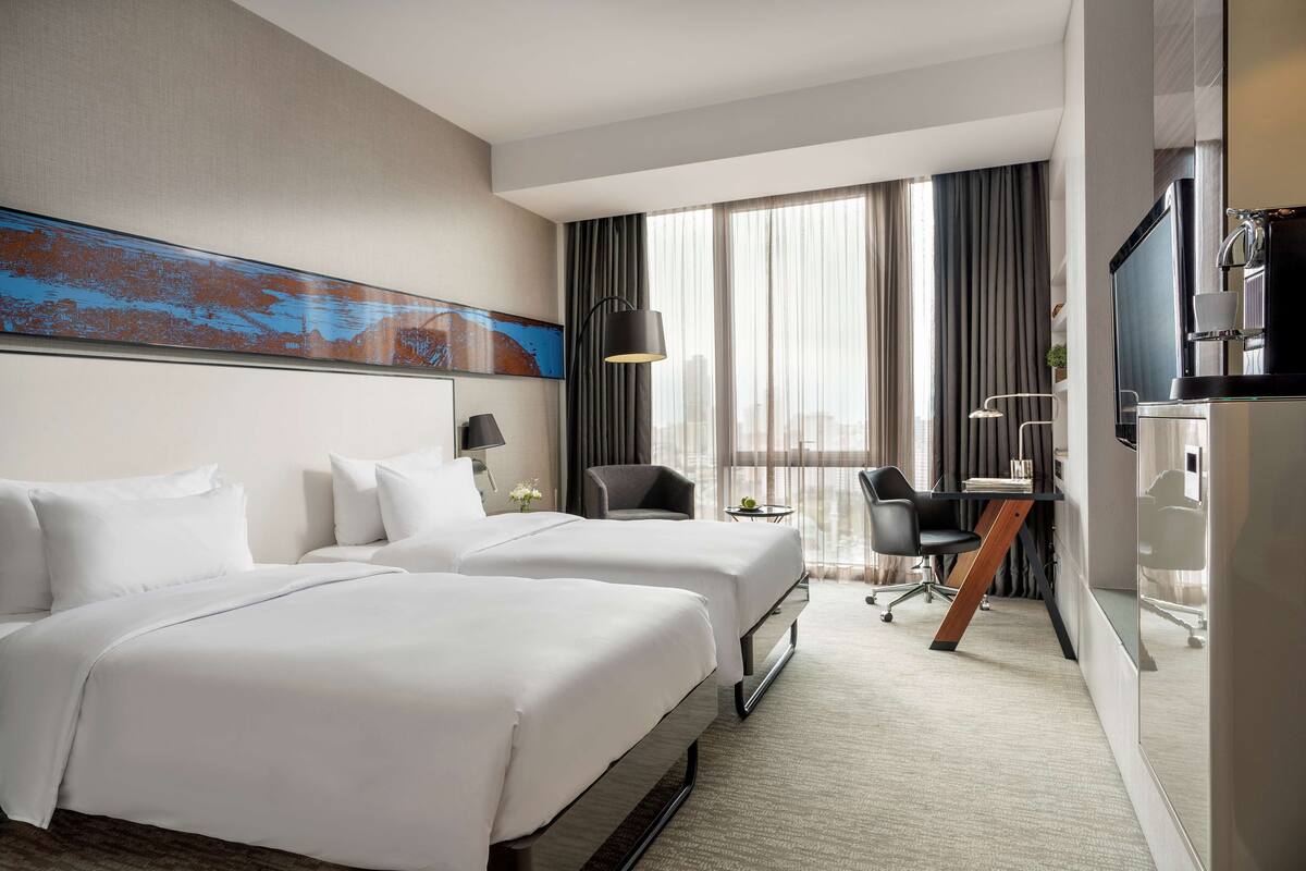 Premium Room, City View | Peralatan tempat tidur premium, bar mini, peti besi dalam bilik