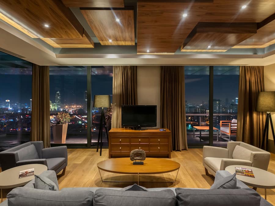 49 inci sebuah televisyen pintar dengan digital, TV