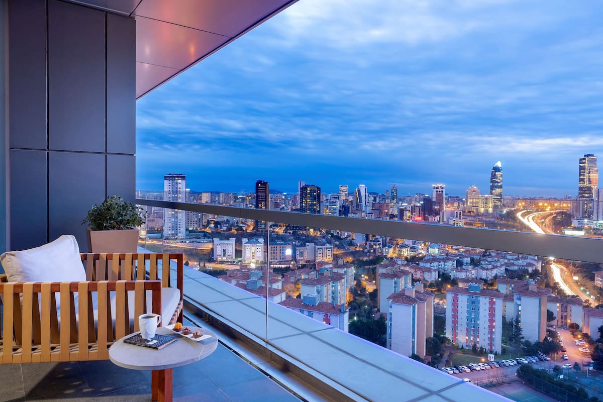 Suite Junior, terrasse, vue sur la ville | Vue de la chambre