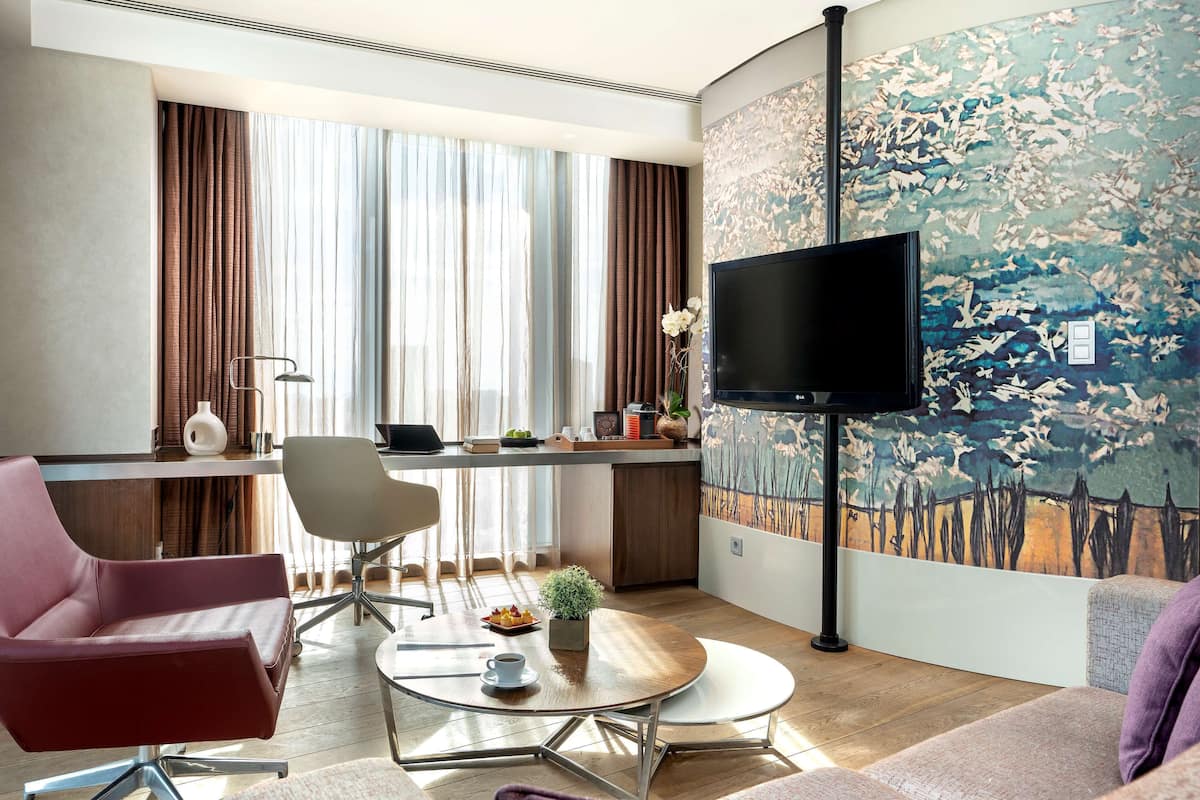 Suite, 1 Bedroom | Peralatan tempat tidur premium, bar mini, peti besi dalam bilik