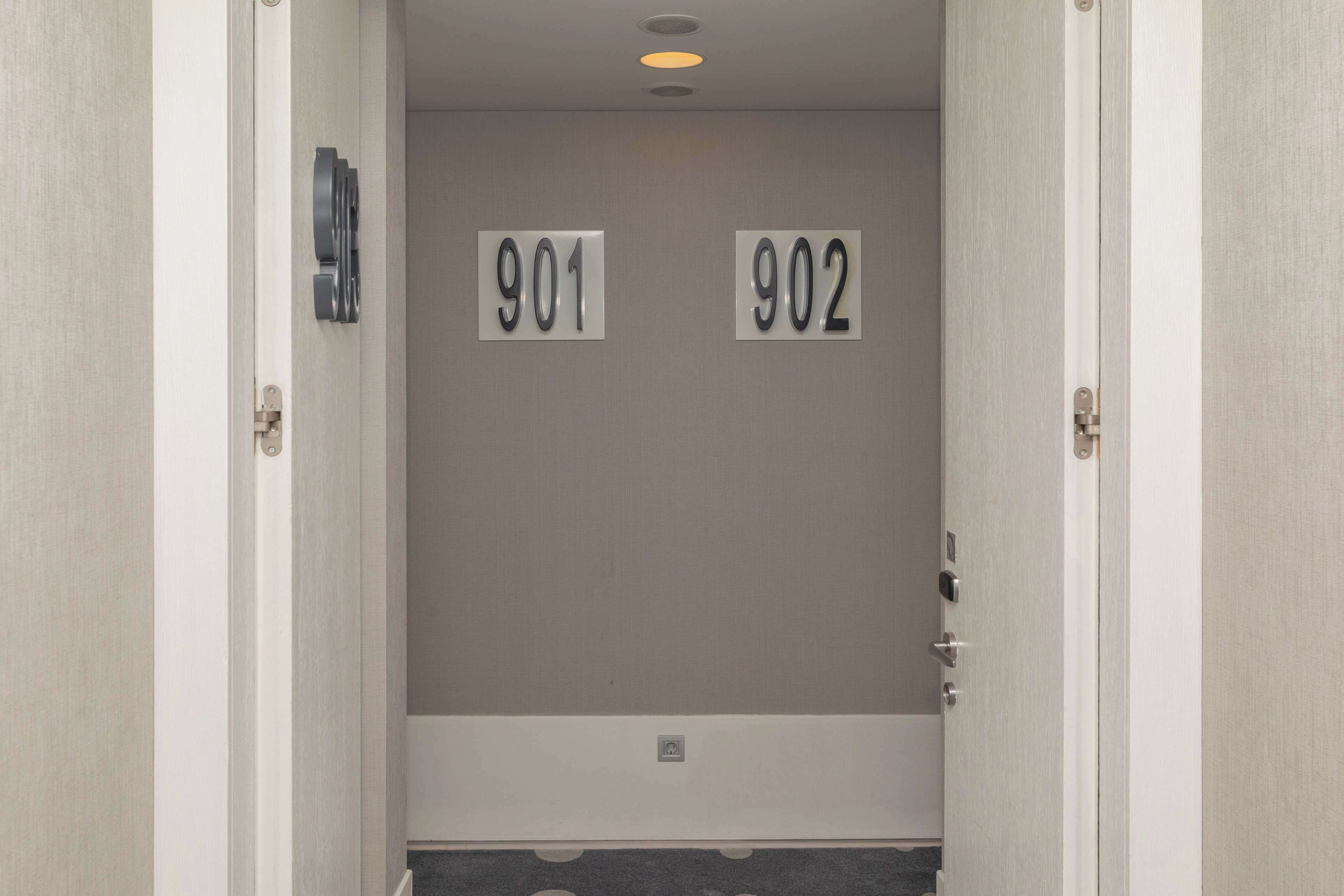 A hallway with two doors labeled 901 and 902.
