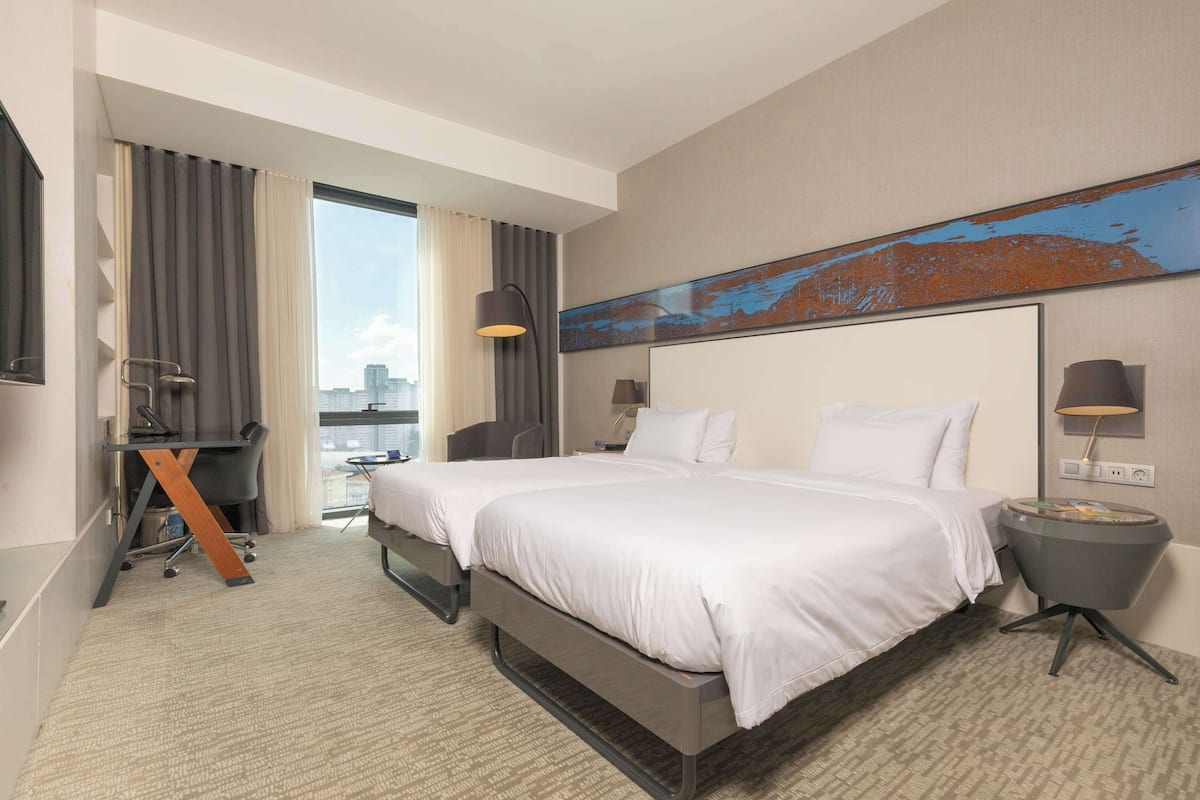 Peralatan tempat tidur premium, bar mini, peti besi dalam bilik