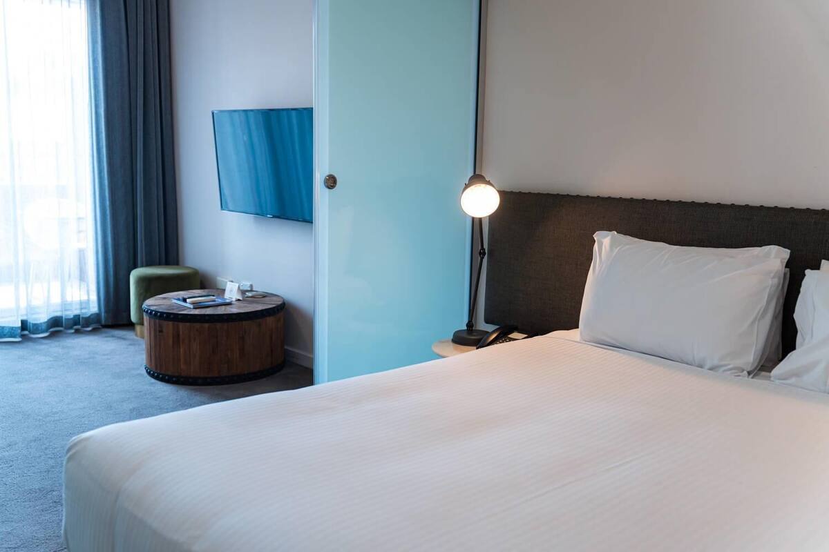 Suite, 1 queensize-seng, ikke-røyk (Upgrade) | Minibar, safe på rommet, skrivebord og lydisolert