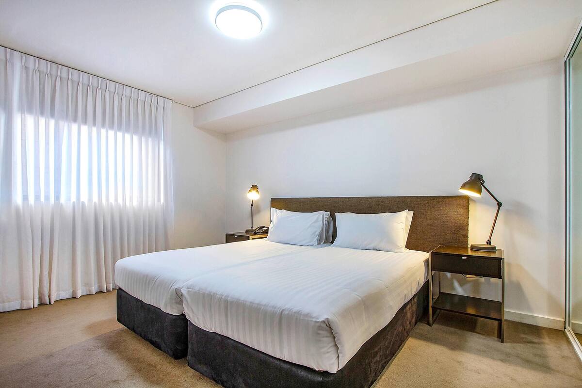 Suite, ikke-røyk, byutsikt (1 Queen Bed & 2 Twin Beds) | Minibar, safe på rommet, skrivebord og lydisolert