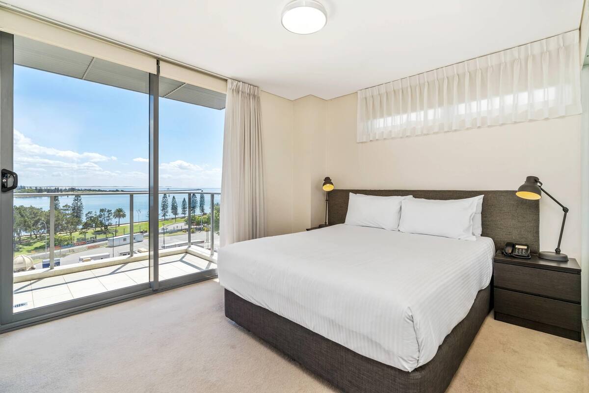 Suite, ikke-røyk, havneutsikt (Balcony, 1 Queen Bed & 2 Twin Beds) | Minibar, safe på rommet, skrivebord og lydisolert