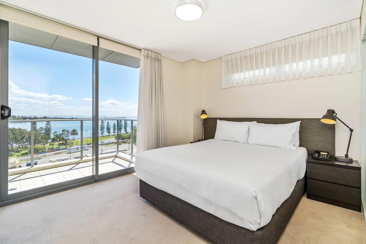 Suite, non-fumeur, vue sur le port (Balcony, 1 Queen Bed & 2 Twin Beds) | Minibar, coffre-fort, décor unique, ameublement unique