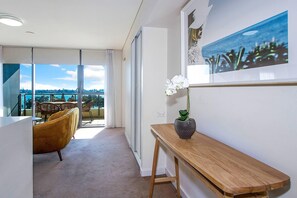 Suite, no fumadors, vistes al port (1 Queen Bed & 2 Twin Beds) | Minibar, caixa forta a l'habitació i decoració individual 