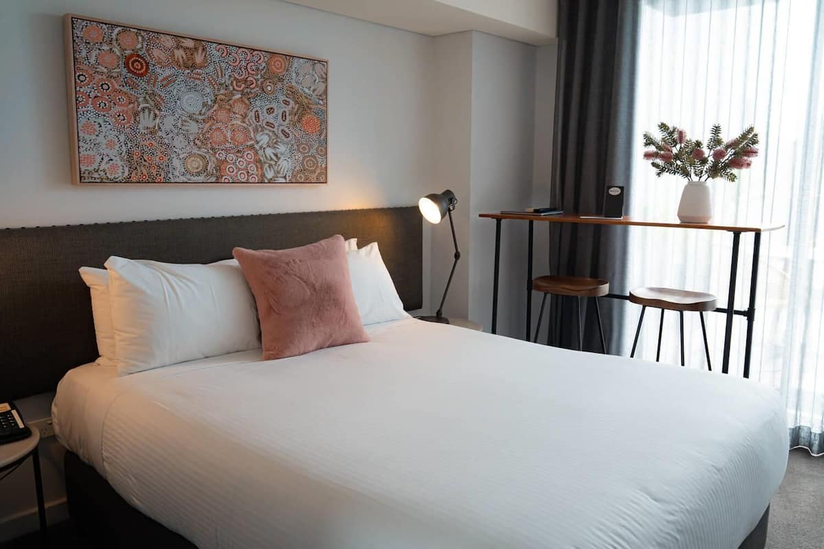 Rom – standard, 1 queensize-seng, ikke-røyk, kjøleskap og mikrobølgeovn (Dishwasher) | Minibar, safe på rommet, skrivebord og lydisolert