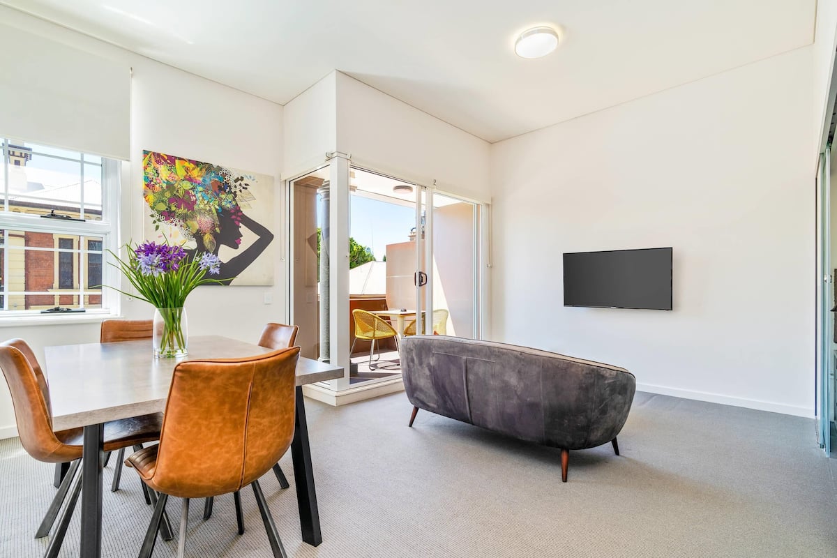 Suite, 1 Queen Bed, Non Smoking (Upgrade) | Minibar, in-room safe, individually decorated, individually furnished