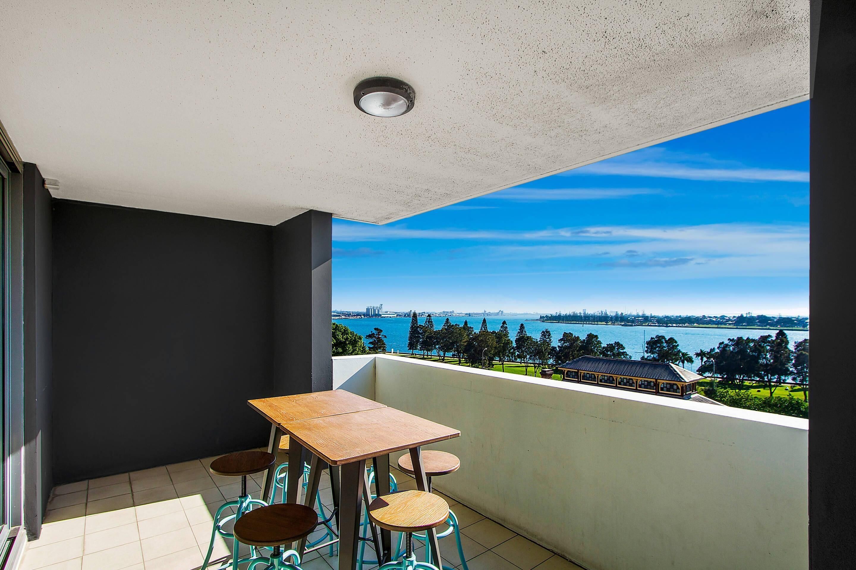 Suite, Non Smoking, Harbour View (1 Queen Bed & 2 Twin Beds) | Minibar, in-room safe, desk, soundproofing