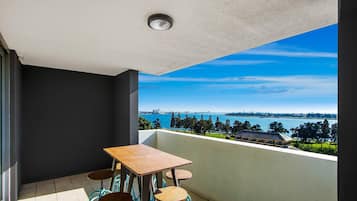 Suite, Non Smoking, Harbour View (1 Queen Bed & 2 Twin Beds) | Minibar, in-room safe, desk, soundproofing