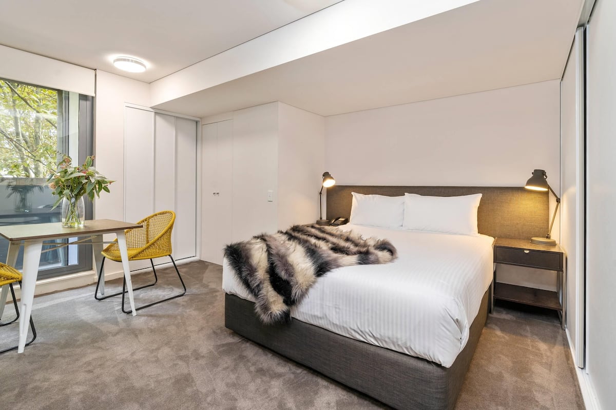 Standard Room, 1 Queen Bed, Non Smoking, Refrigerator & Microwave (Dishwasher) | Minibar, in-room safe, individually decorated, individually furnished