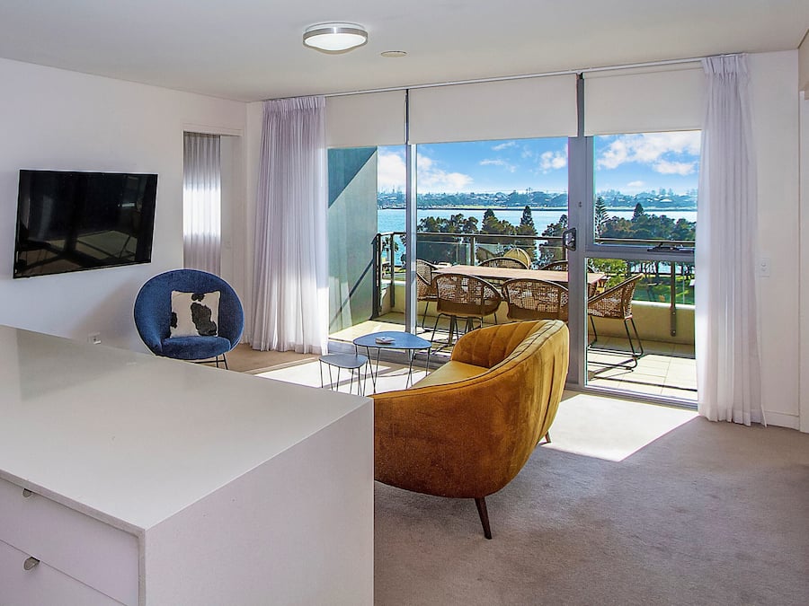 Superior appartement, 2 slaapkamers, uitzicht op haven | Woonruimte | Een 52-inch lcd-televisie met digitale zenders, een televisie en Netflix