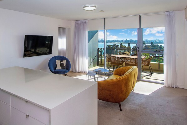 Appartement supérieur, 2 chambres, vue sur le port | Aire de séjour | Téléviseur ACL de 52 po avec télévision numérique, téléviseur, Netflix