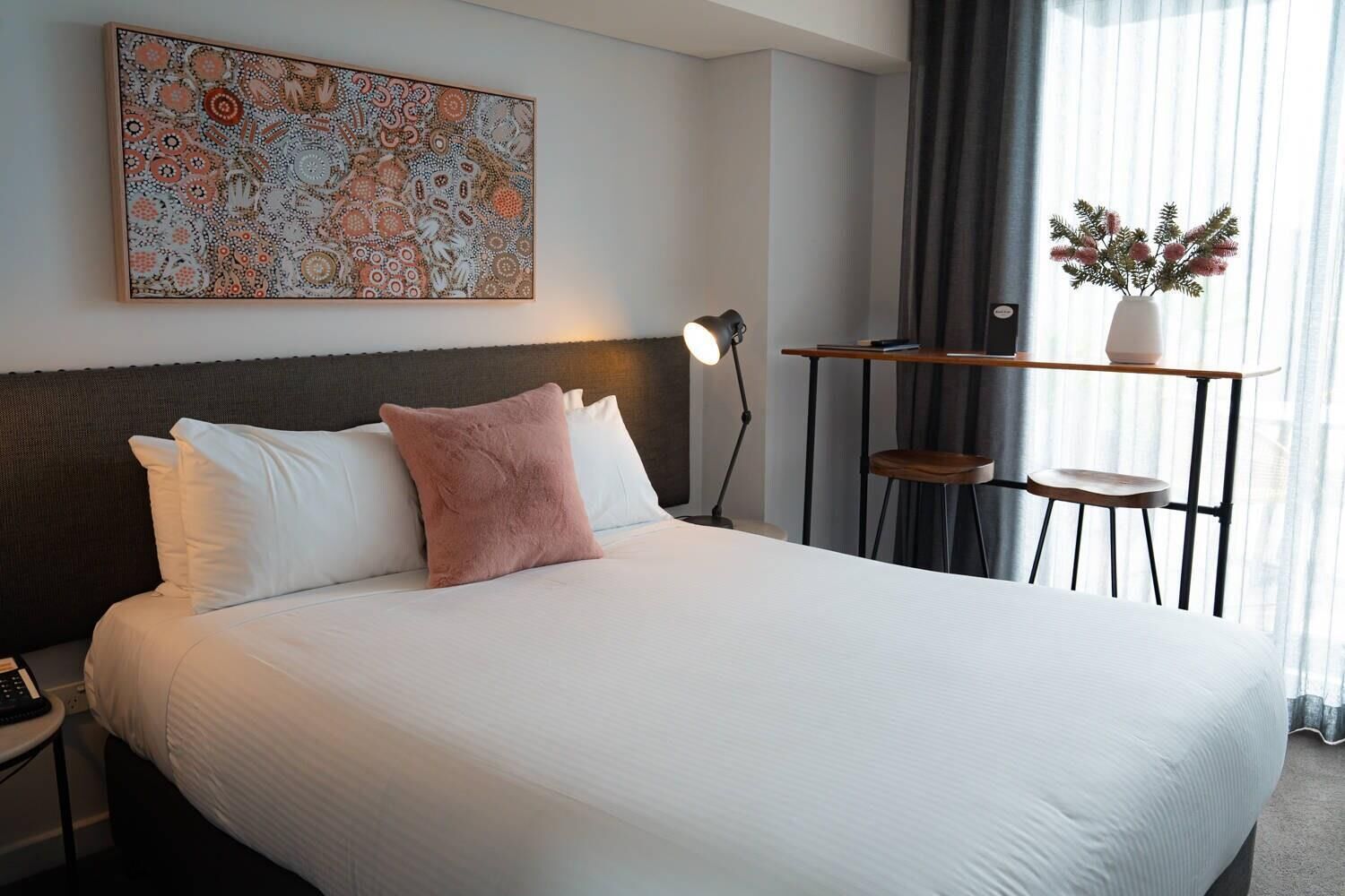 Standardzimmer, 1 Queen-Bett, Nichtraucher, Kühlschrank und Mikrowelle (Dishwasher) | Minibar, Zimmersafe, individuell dekoriert, individuell eingerichtet