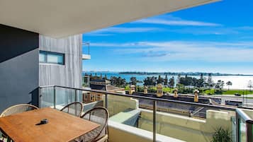 Suite, niet-roken, uitzicht op haven (1 Queen Bed & 2 Twin Beds) | Een minibar, een kluis op de kamer, individueel gedecoreerd