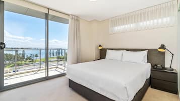 Suite, Nichtraucher, Hafenblick (Balcony, 1 Queen Bed & 2 Twin Beds) | Minibar, Zimmersafe, individuell dekoriert, individuell eingerichtet