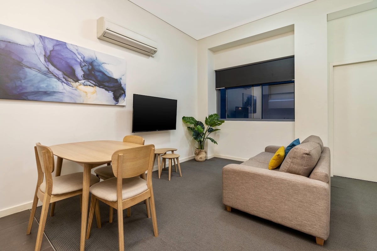 Standard Room, 1 Queen Bed, Non Smoking | Minibar, in-room safe, individually decorated, individually furnished