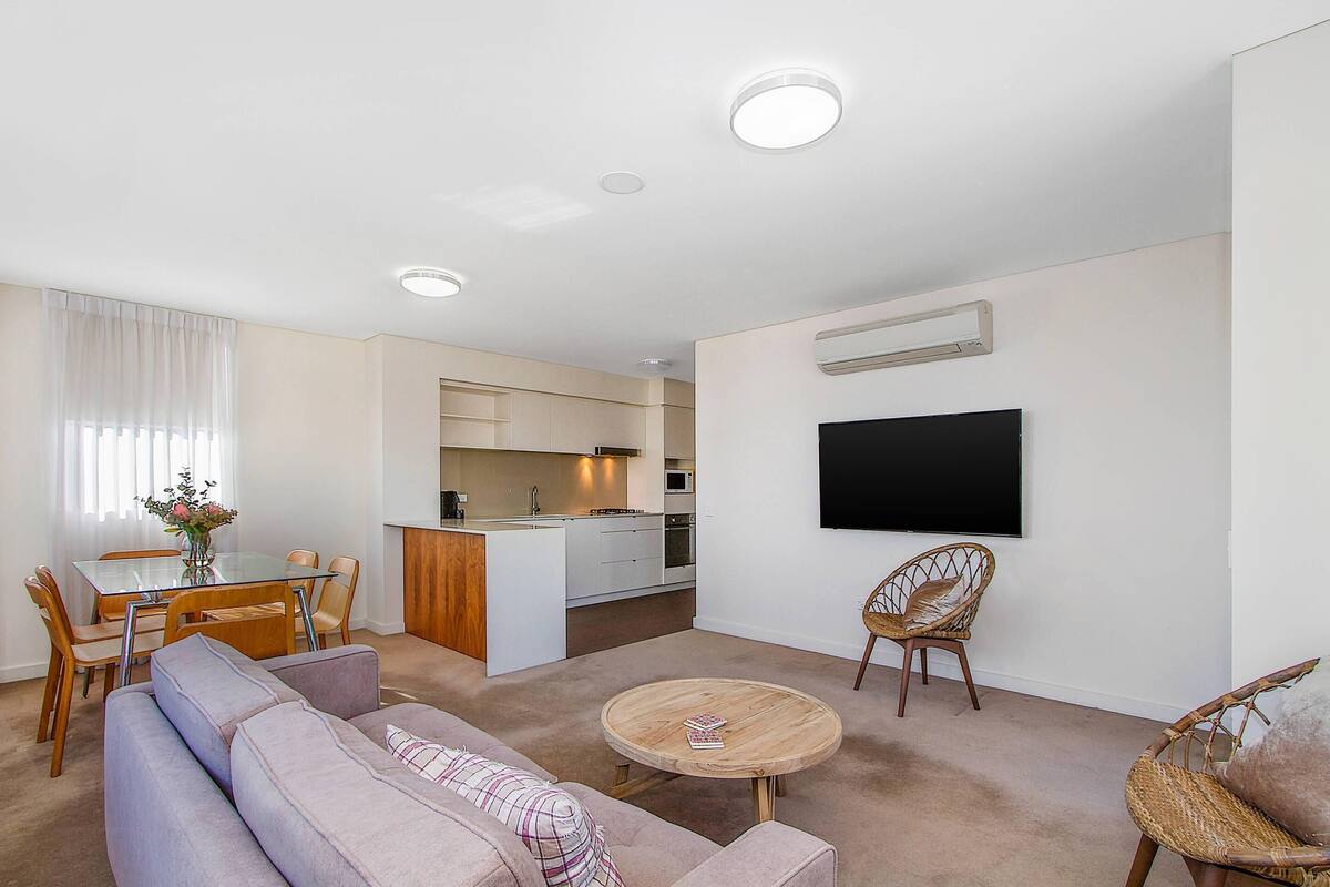 Suite, ikke-røyk, byutsikt (Balcony, 1 Queen Bed & 2 Twin Beds) | Minibar, safe på rommet, skrivebord og lydisolert