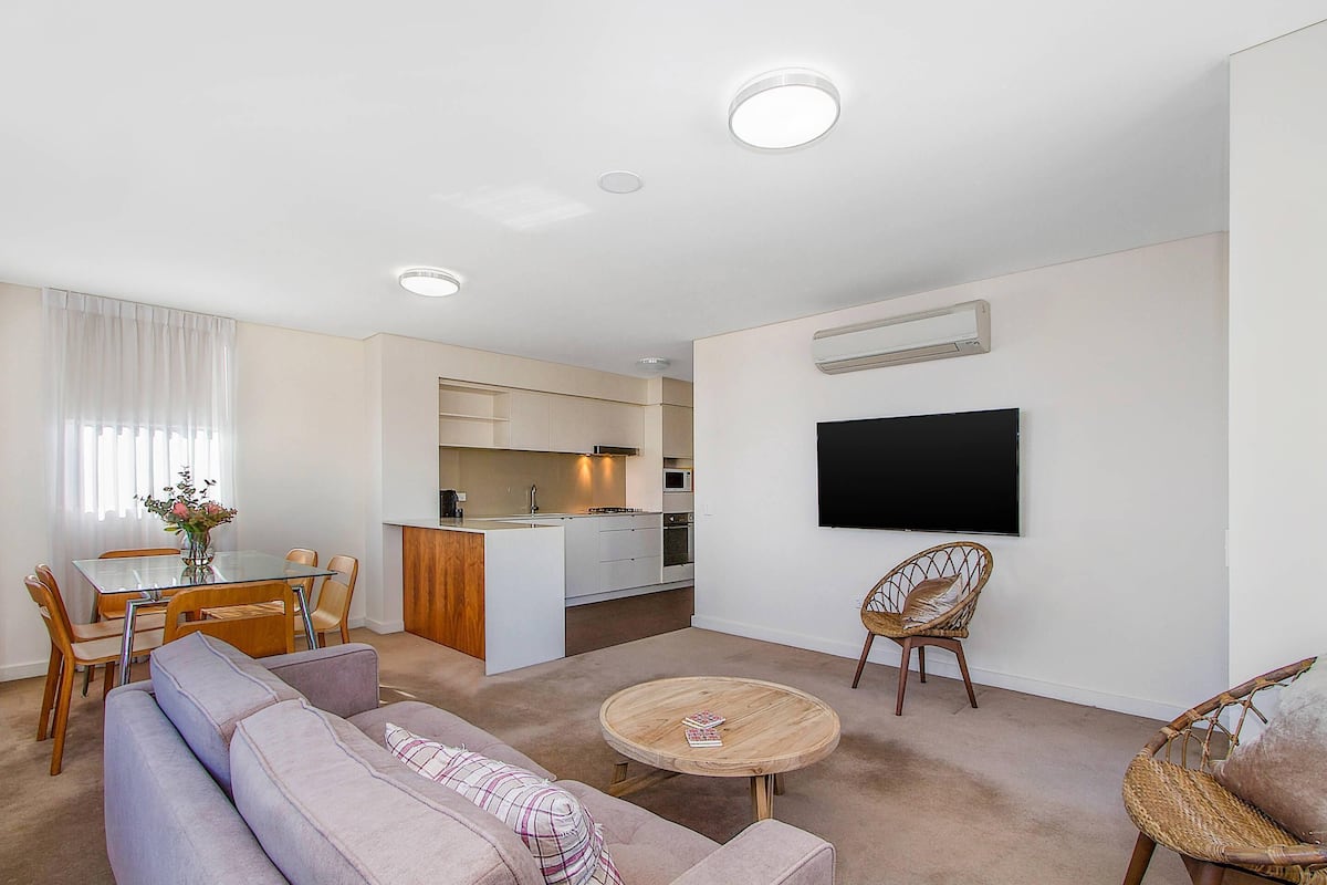 Suite, non-fumeur, vue sur la ville (Balcony, 1 Queen Bed & 2 Twin Beds) | Minibar, coffre-fort, décor unique, ameublement unique