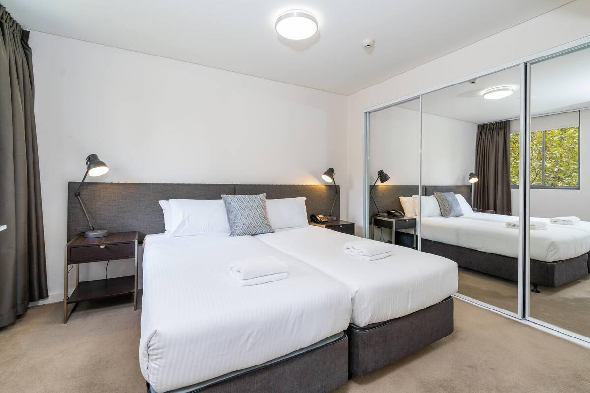 Suite, ikke-røyk (1 Queen Bed & 2 Twin Beds) | Minibar, safe på rommet, skrivebord og lydisolert
