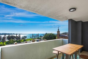 Suite, no fumadores, vistas al puerto (1 Queen Bed & 2 Twin Beds) | Minibar, caja fuerte, decoración individual y mobiliario individual