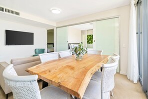 Suíte, para não fumantes, vista para o porto (1 Queen Bed & 2 Twin Beds) | Frigobar, cofres nos quartos, individualmente decorados