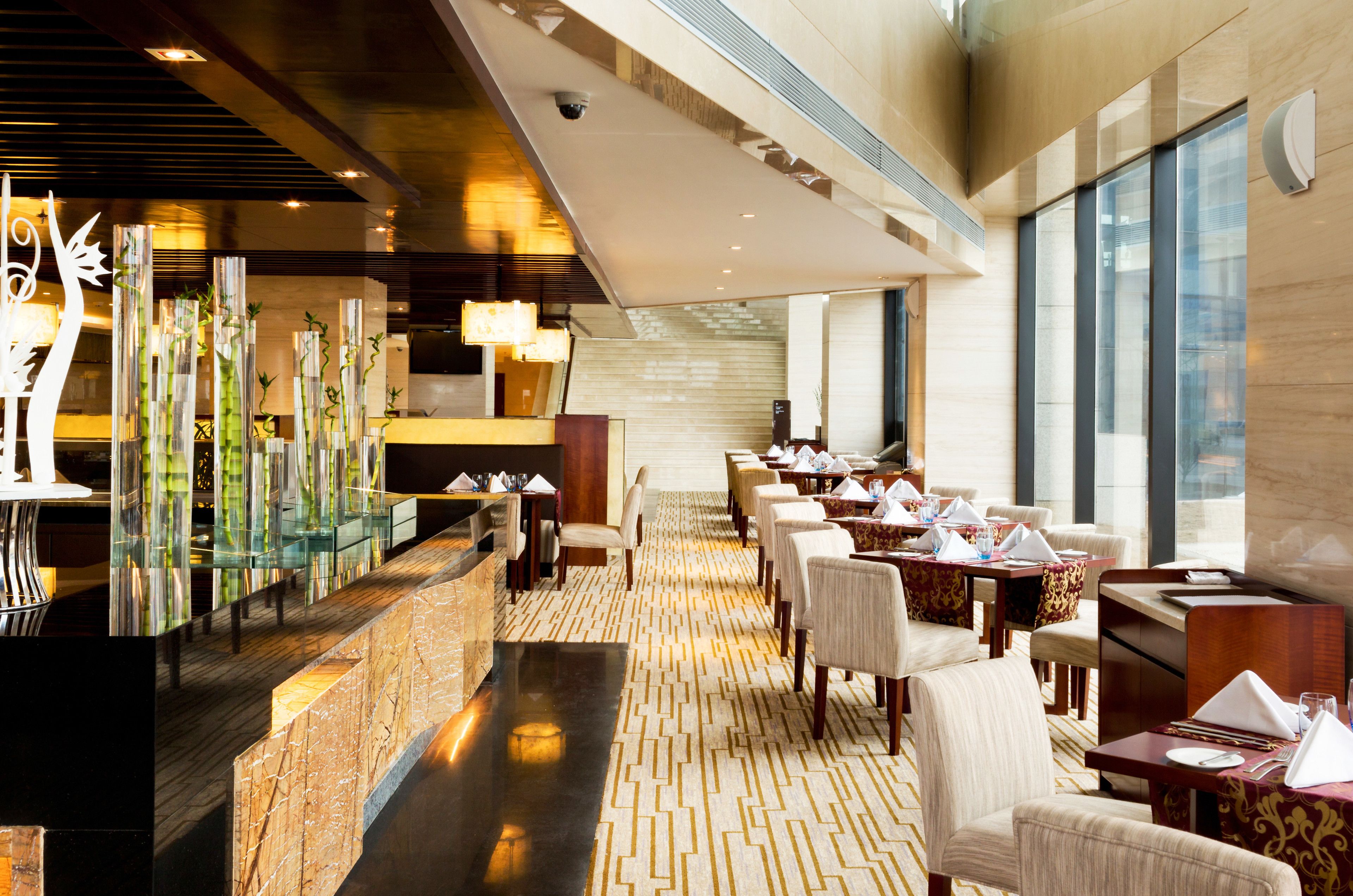 3 restaurants, breakfast served