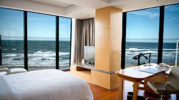 Suite familiar, 1 cama doble, vistas al mar | Ropa de cama de alta calidad y edredones de plumas