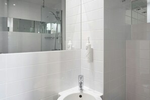 Ducha, artículos de tocador gratuitos, secador de pelo, toallas