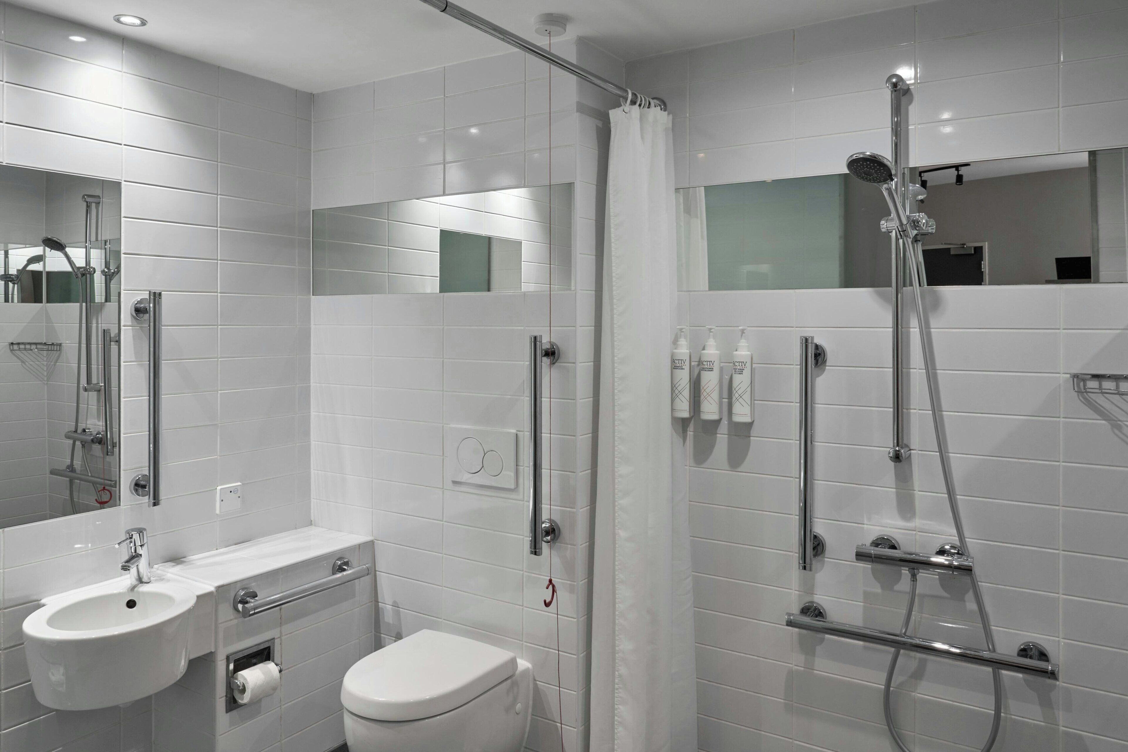 standard double room | bathroom | shower, free toiletries, hair dryer, towels