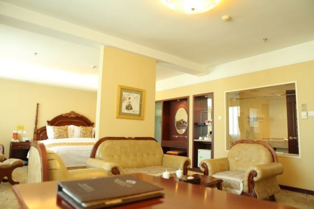 Deluxe Queen Room