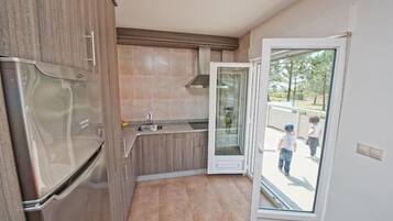 Geladeira grande, micro-ondas, cafeteira/chaleira