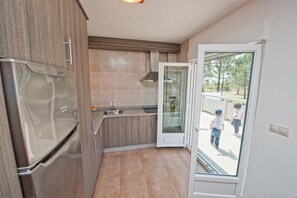 Geladeira grande, micro-ondas, cafeteira/chaleira