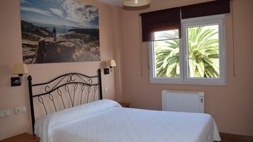 Cortinas blackout, ferros/tábuas de passar roupa, berços grátis