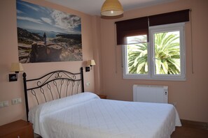 Cortinas blackout, ferros/tábuas de passar roupa, berços grátis