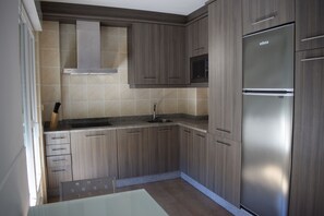 Geladeira grande, micro-ondas, cafeteira/chaleira