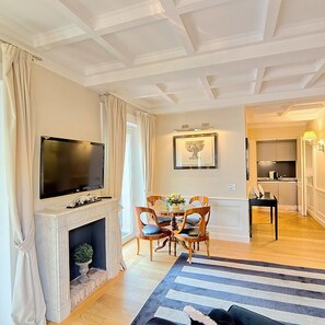 Suite Presidenziale, terrazzo (Private Jacuzzi on the rooftop) | Soggiorno | TV, film pay-per-view