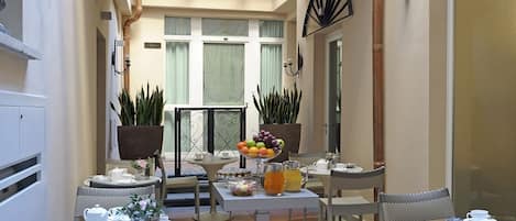 Desayuno buffet (EUR 13 por persona) 