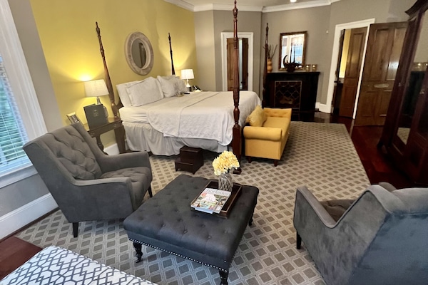 Premium Room | Peti besi dalam bilik, dihias secara berasingan