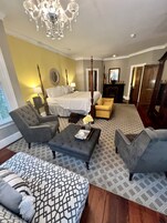 Premium Room | In-room safe, individually decorated, individually furnished, desk